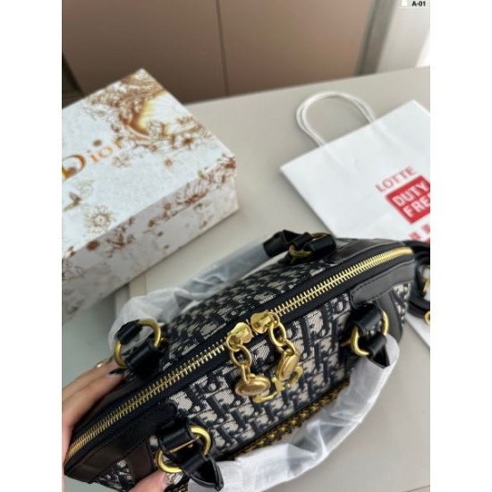 今やセレブ御用達で大人気の 2024SS トートバッグ DIOR ディオール 今やセレブ御用達で大人気の 2024SS トートバッグ DIOR ディオール