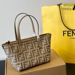 目を引くーデザインが特徴的 2024SS トートバッグ FENDI フェンデイ