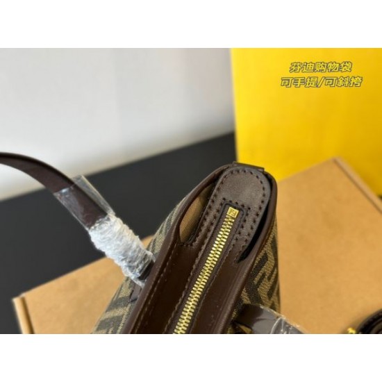 目を引くーデザインが特徴的 2024SS トートバッグ FENDI フェンデイ