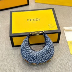 完売品夏に大活躍間違いなし 2024SS トートバッグ FENDI フェンデイ