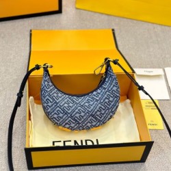 完売品夏に大活躍間違いなし 2024SS トートバッグ FENDI フェンデイ