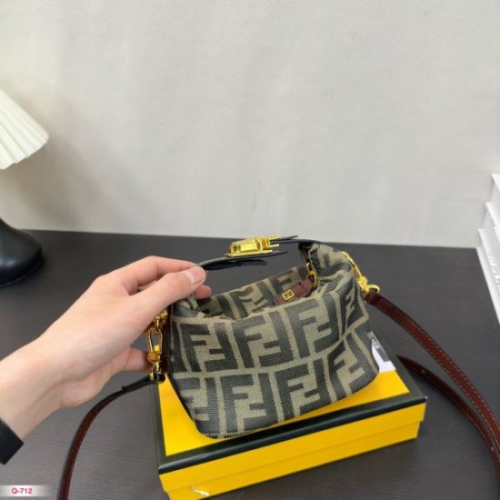 素敵デザイン未入荷ブランド 2024SS トートバッグ FENDI フェンデイ 素敵デザイン未入荷ブランド 2024SS トートバッグ FENDI フェンデイ