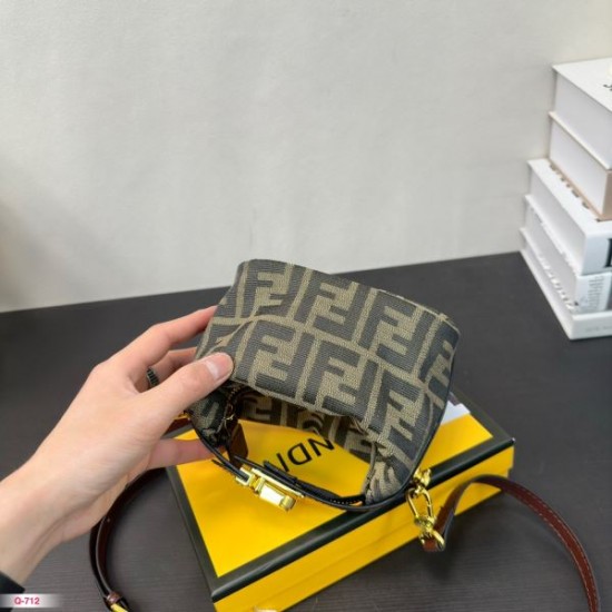 素敵デザイン未入荷ブランド 2024SS トートバッグ FENDI フェンデイ 素敵デザイン未入荷ブランド 2024SS トートバッグ FENDI フェンデイ