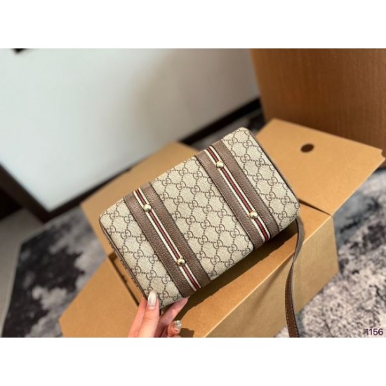 色気のあるスタイルに仕上げ 2024SS トートバッグ GUCCI グッチ 色気のあるスタイルに仕上げ 2024SS トートバッグ GUCCI グッチ