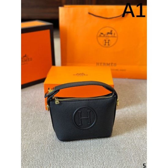 新作カジュアルコーデに 2024SS トートバッグ HERMES エルメス 新作カジュアルコーデに 2024SS トートバッグ HERMES エルメス