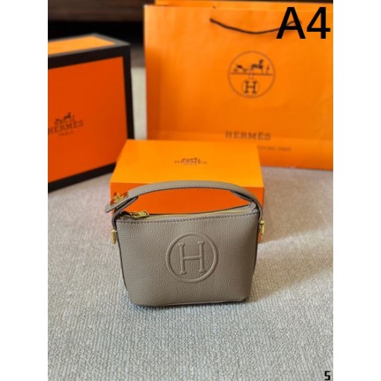新作カジュアルコーデに 2024SS トートバッグ HERMES エルメス 新作カジュアルコーデに 2024SS トートバッグ HERMES エルメス