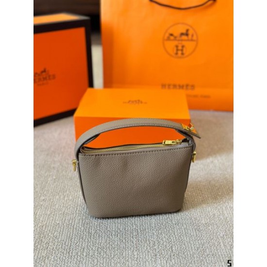新作カジュアルコーデに 2024SS トートバッグ HERMES エルメス 新作カジュアルコーデに 2024SS トートバッグ HERMES エルメス