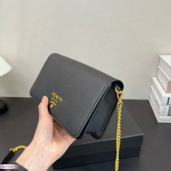 春夏の爽やかなスタイル 2024SS ショルダーバッグ PRADA プラダ 春夏の爽やかなスタイル 2024SS ショルダーバッグ PRADA プラダ