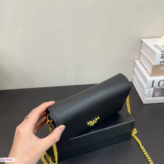 春夏の爽やかなスタイル 2024SS ショルダーバッグ PRADA プラダ 春夏の爽やかなスタイル 2024SS ショルダーバッグ PRADA プラダ