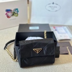 春夏は継続系のトレンド 2024SS ショルダーバッグ PRADA プラダ