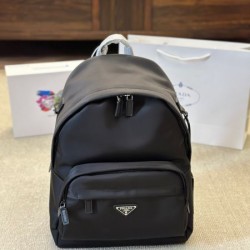 夏らしく爽やかな印象 2024SS バックパック PRADA プラダ