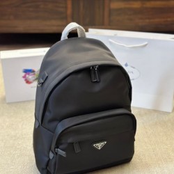 夏らしく爽やかな印象 2024SS バックパック PRADA プラダ