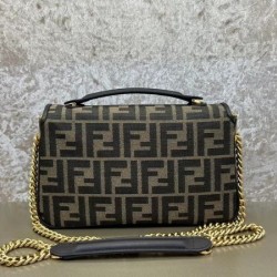 春夏で限定セール！ 2024SS ショルダーバッグ FENDI フェンデイ