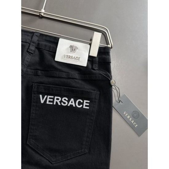 2024SS 視線を集めて VERSACE ヴェルサーチェ メンズジーンズ 2024SS 視線を集めて VERSACE ヴェルサーチェ メンズジーンズ