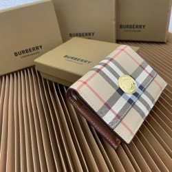 BURBERRY バーバリー 2024SS 春夏の必需アイテム 二つ折り財布