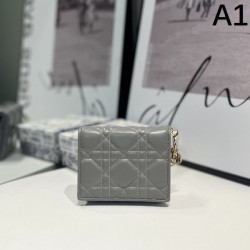 DIOR ディオール 2024SS 今すぐ買えちゃう！新着 二つ折り財布