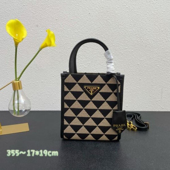 2024SS 上級者すぎる着こなし PRADA プラダ トートバッグ