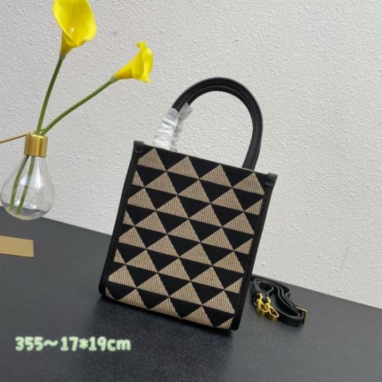 2024SS 上級者すぎる着こなし PRADA プラダ トートバッグ