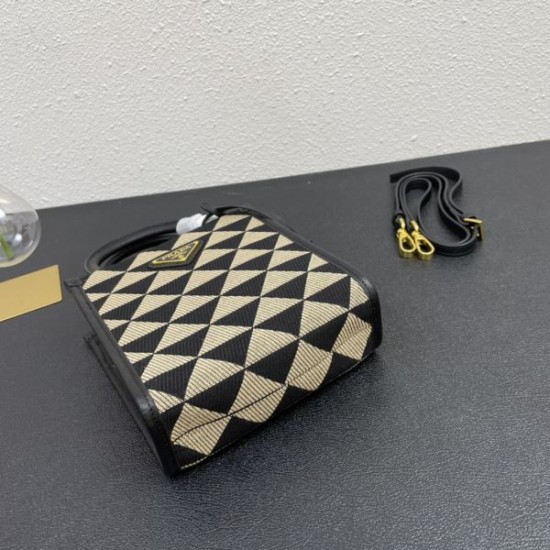 2024SS 上級者すぎる着こなし PRADA プラダ トートバッグ