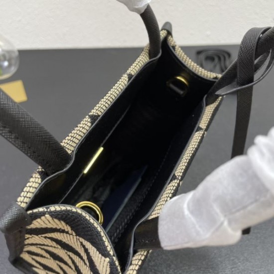 2024SS 上級者すぎる着こなし PRADA プラダ トートバッグ