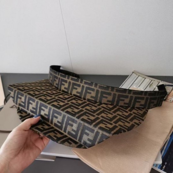 FENDI フェンデイ 今やセレブ御用達で大人気の 2024SS 帽子 FENDI フェンデイ 今やセレブ御用達で大人気の 2024SS 帽子