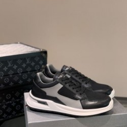 PRADA プラダ 流行の注目ブランド 2024SS メンズ用 スニーカー