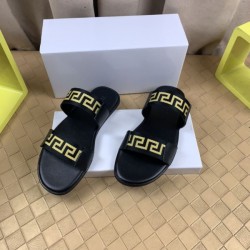 VERSACE ヴェルサーチェ 最新の春夏アイテム 2024SS メンズ用 サンダル