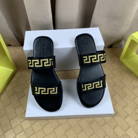 VERSACE ヴェルサーチェ 最新の春夏アイテム 2024SS メンズ用 サンダル VERSACE ヴェルサーチェ 最新の春夏アイテム 2024SS メンズ用 サンダル