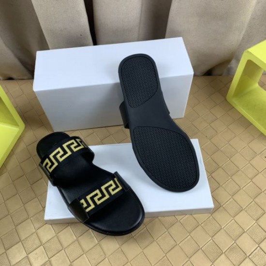 VERSACE ヴェルサーチェ 最新の春夏アイテム 2024SS メンズ用 サンダル VERSACE ヴェルサーチェ 最新の春夏アイテム 2024SS メンズ用 サンダル