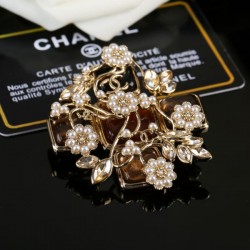 CHANEL シャネル 魅力の詰まったスタイル 2024SS ブローチ