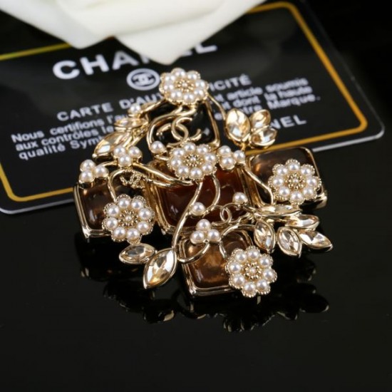 CHANEL シャネル 魅力の詰まったスタイル 2024SS ブローチ