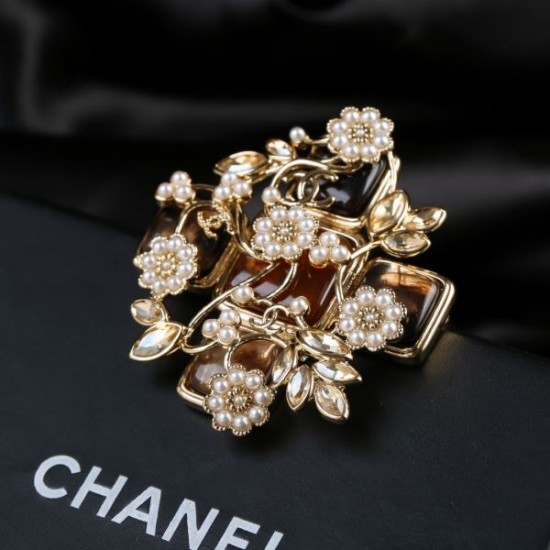 CHANEL シャネル 魅力の詰まったスタイル 2024SS ブローチ