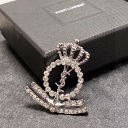 YSL イヴ サンローラン 抜け感や着心地重視 2024SS ブローチ