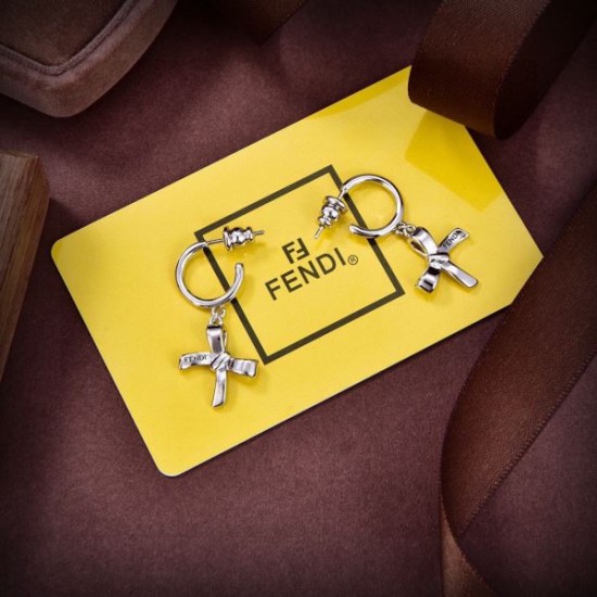 FENDI フェンデイ 春先に注目を集める 2024SS イヤリング FENDI フェンデイ 春先に注目を集める 2024SS イヤリング