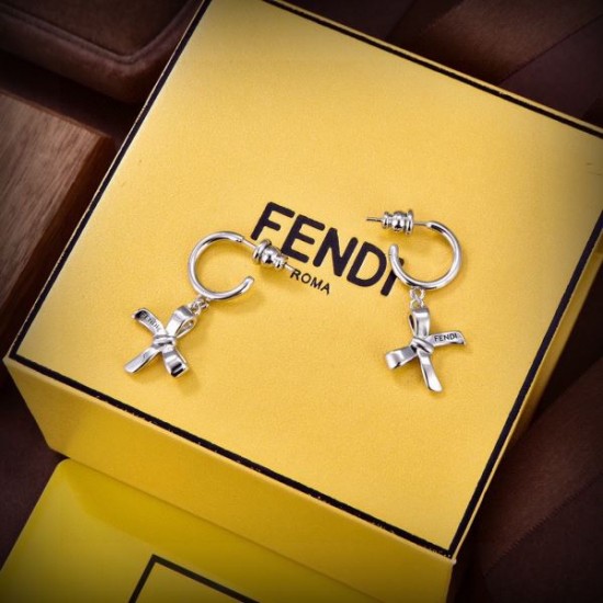 FENDI フェンデイ 春先に注目を集める 2024SS イヤリング FENDI フェンデイ 春先に注目を集める 2024SS イヤリング