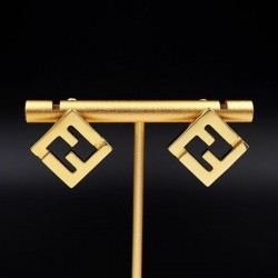 FENDI フェンデイ 印象に残るデザイン 2024SS イヤリング