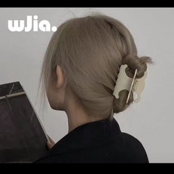 CELINE セリーヌ おしゃれ上級者の印象がある 2024SS 髪飾り