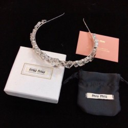 MIU MIU ミュウミュウ セレブも多数愛用 2024SS 髪飾り