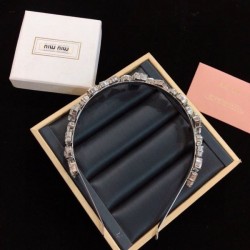 MIU MIU ミュウミュウ セレブも多数愛用 2024SS 髪飾り