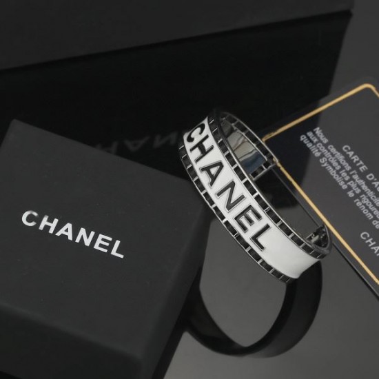 CHANEL シャネル 上品に夏っぽさを感じる 2024SS ブレスレット CHANEL シャネル 上品に夏っぽさを感じる 2024SS ブレスレット