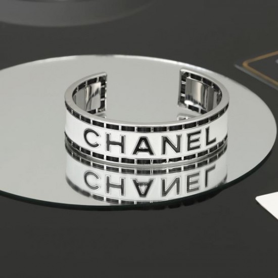 CHANEL シャネル 上品に夏っぽさを感じる 2024SS ブレスレット CHANEL シャネル 上品に夏っぽさを感じる 2024SS ブレスレット