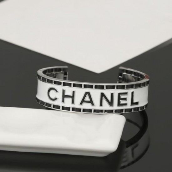 CHANEL シャネル 上品に夏っぽさを感じる 2024SS ブレスレット CHANEL シャネル 上品に夏っぽさを感じる 2024SS ブレスレット