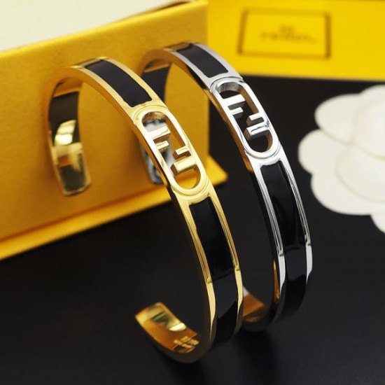 FENDI フェンデイ カジュアルに着こなし 2024SS ブレスレット FENDI フェンデイ カジュアルに着こなし 2024SS ブレスレット
