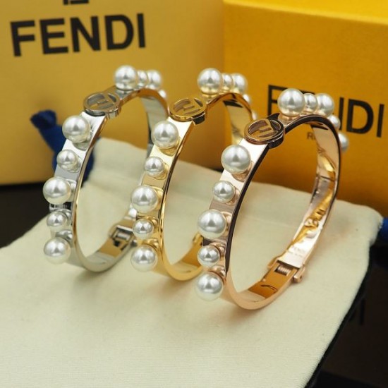 FENDI フェンデイ 今シーズンは特に人気 2024SS ブレスレット FENDI フェンデイ 今シーズンは特に人気 2024SS ブレスレット