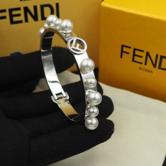 FENDI フェンデイ 今シーズンは特に人気 2024SS ブレスレット FENDI フェンデイ 今シーズンは特に人気 2024SS ブレスレット