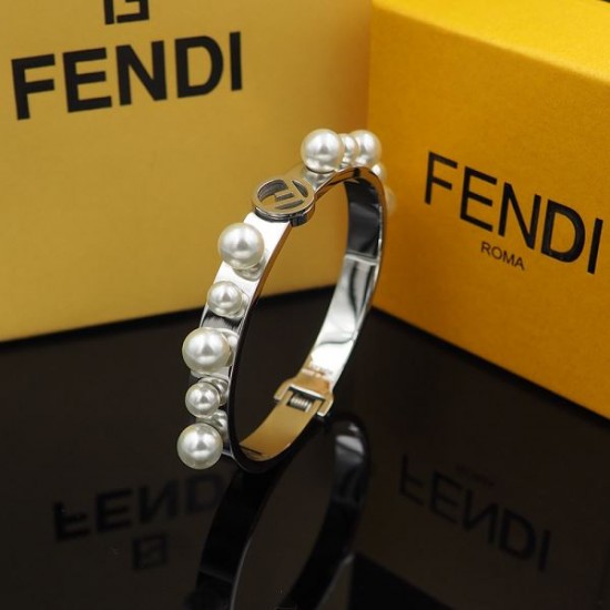 FENDI フェンデイ 今シーズンは特に人気 2024SS ブレスレット FENDI フェンデイ 今シーズンは特に人気 2024SS ブレスレット