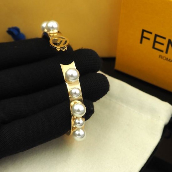 FENDI フェンデイ 今シーズンは特に人気 2024SS ブレスレット FENDI フェンデイ 今シーズンは特に人気 2024SS ブレスレット