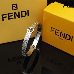 FENDI フェンデイ 毎シーズン人気が高い 2024SS ブレスレット