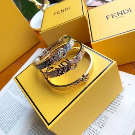 FENDI フェンデイ 毎シーズン人気が高い 2024SS ブレスレット FENDI フェンデイ 毎シーズン人気が高い 2024SS ブレスレット