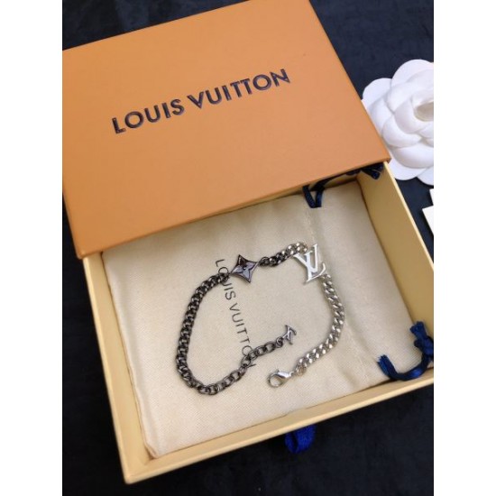 LOUIS VUITTON ルイヴィトン 愛用者が続出中 2024SS ブレスレット LOUIS VUITTON ルイヴィトン 愛用者が続出中 2024SS ブレスレット